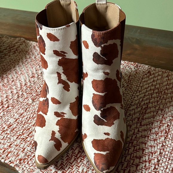 Cowprint Chelsea Ankle Boots Women’s 10 Worn 3x - Picture 2 of 16